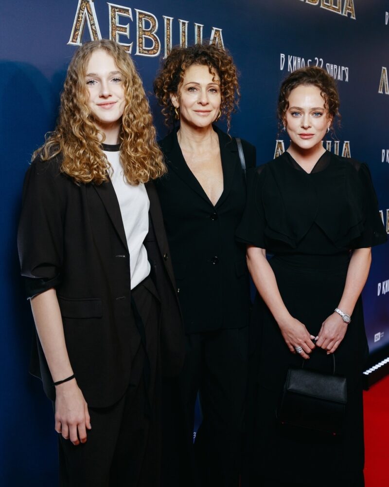 Счастливая мама Ксения Раппопорт со своими дочерьми Аглаей и Софией.