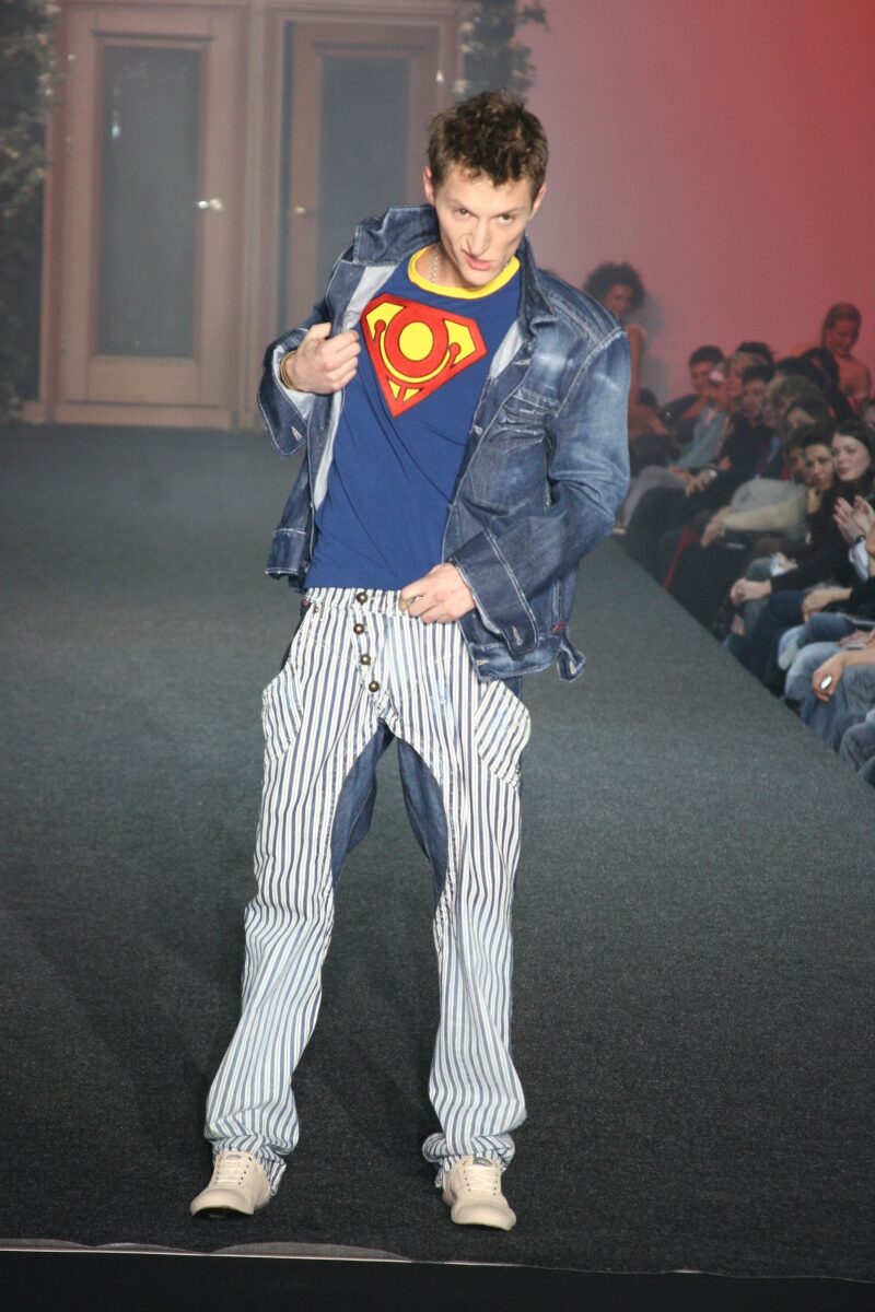 «Более отвратительной твари невозможно вообразить»: Как 47-летний Павел Воля из хулигана превратился в заботливого мужа и отца, но не изменил себе