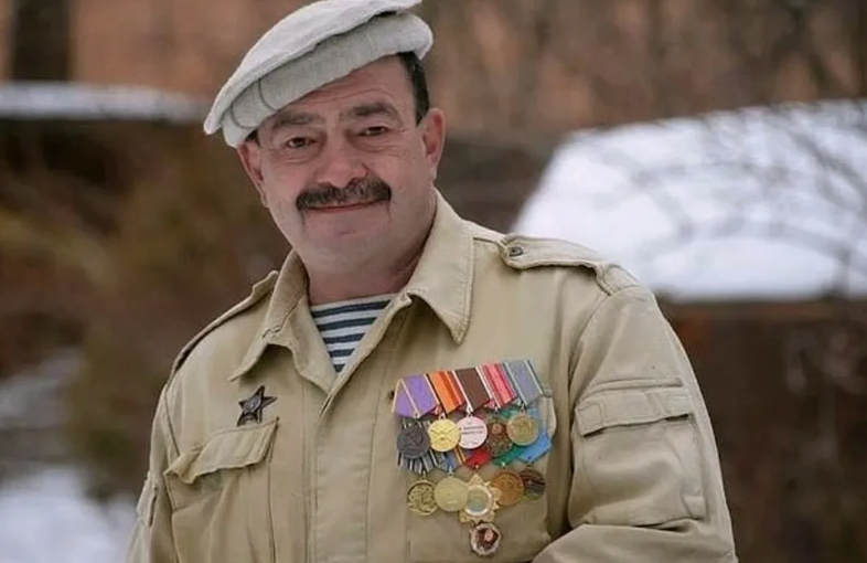 Режиссер Алексей Балабанов, чьи фильмы стали отражением его личного опыта.