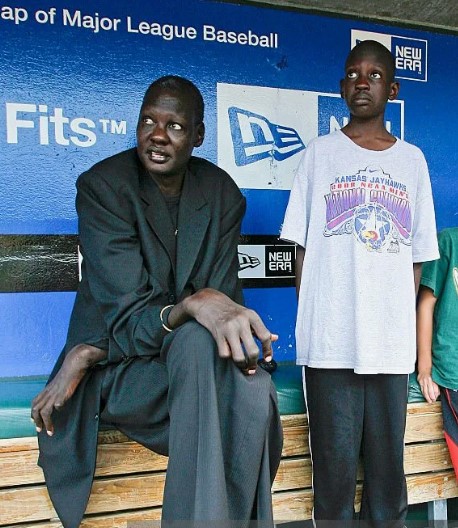 Поразил льва, покорил НБА : Как 231-сантиметровый Мануте Бол отдал $3,5 млн за родину и ушёл в 47 лет