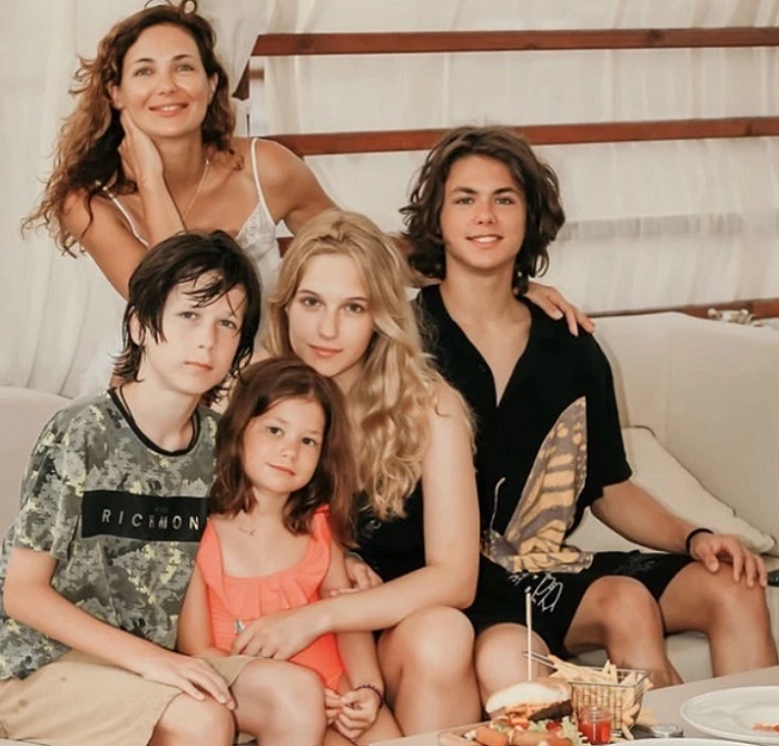 «Белла твоя копия»: 10-летняя дочь «самой красивой пары» Климовой и Месхи — как любовь на съемках обернулась разводом, и почему отец не пришел на день рождения?