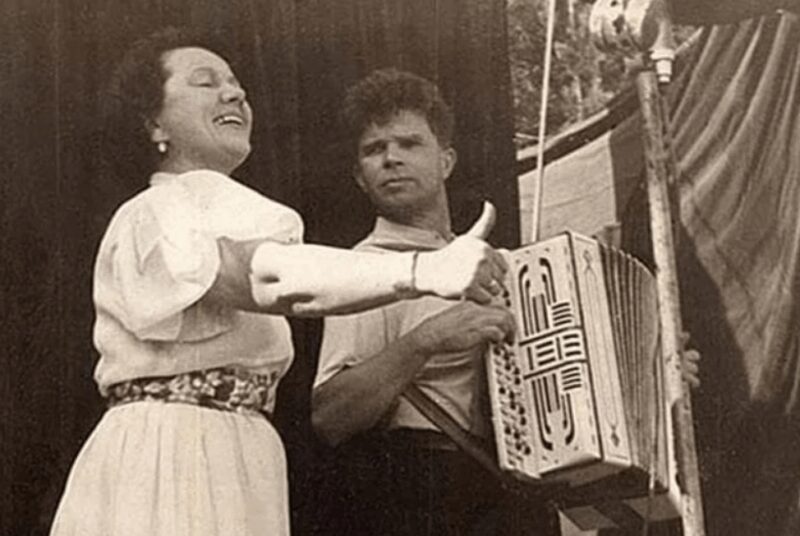 Актриса Нина Сазонова и её аккомпаниатор Сергей Комаров