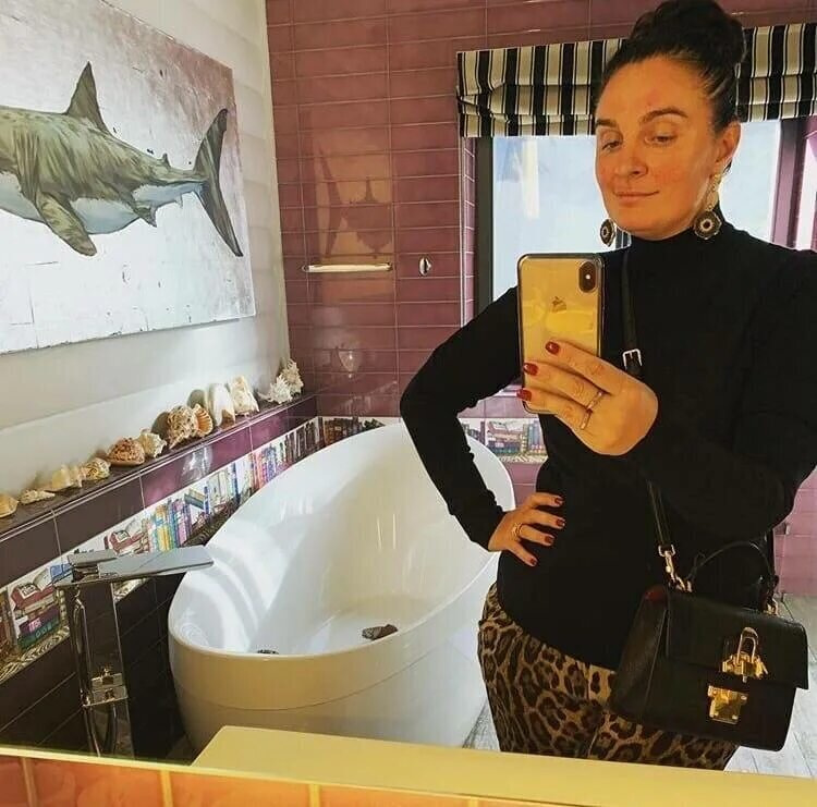 Музыкальный зал с белым роялем – место для творчества и вдохновения.