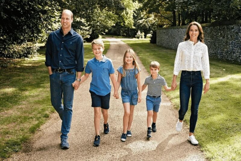 Королевская чета с тремя детьми