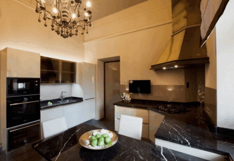 Уютная кухня в рижской квартире Татьяны Веденеевой.