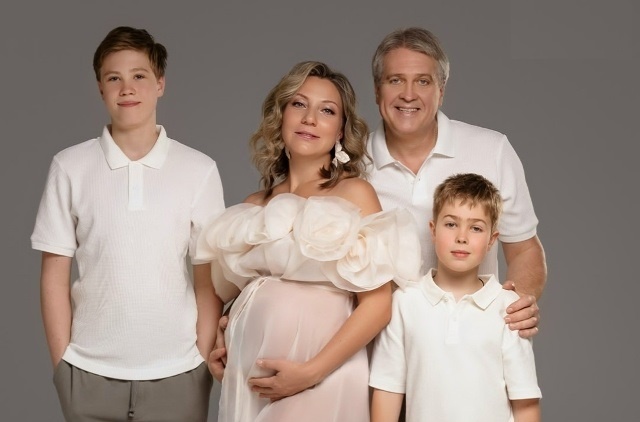 Счастливый Денис Матросов в кругу семьи: жена Оксана и сыновья.