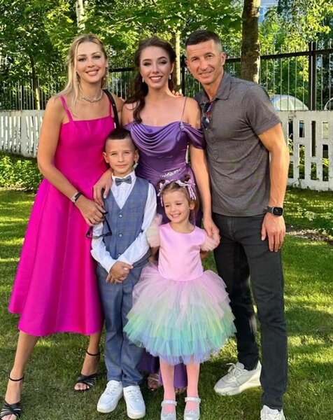 Евгений Алдонин и его новая семья, принявшая Веру.