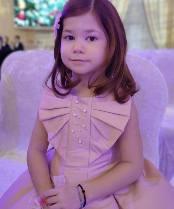 «Белла твоя копия»: 10-летняя дочь «самой красивой пары» Климовой и Месхи — как любовь на съемках обернулась разводом, и почему отец не пришел на день рождения?