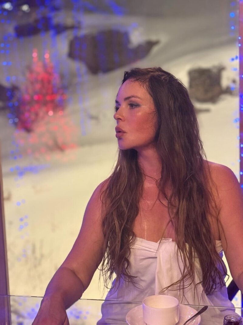 Смелые эксперименты с образами и стилем.