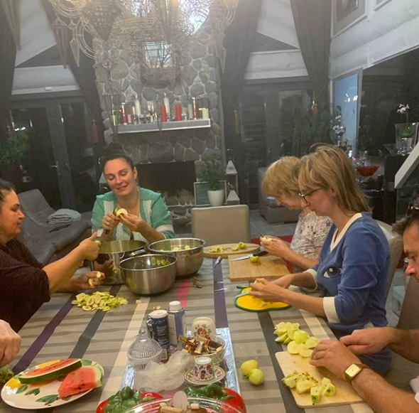 Объединённая гостиная-столовая – сердце дома, где собираются близкие и друзья.