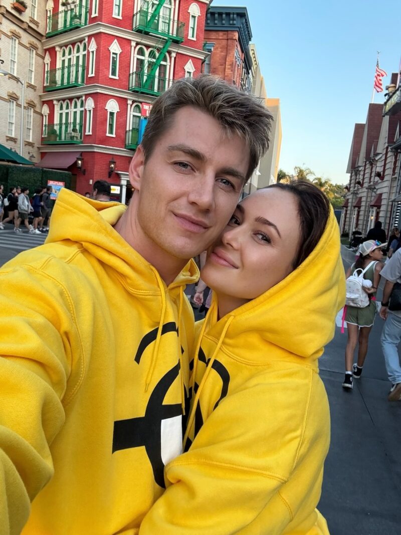 Яркая внешность артистки неизменно привлекает внимание публики.