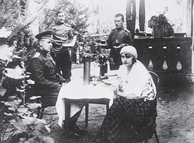 Вера Холодная с одной из своих дочерей.