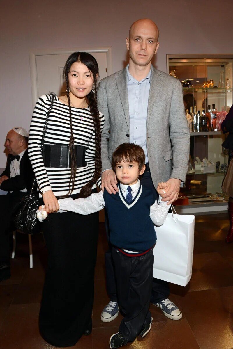 Андрей Кобзон со второй супругой Анастасией Цой и их сыном Михаилом.