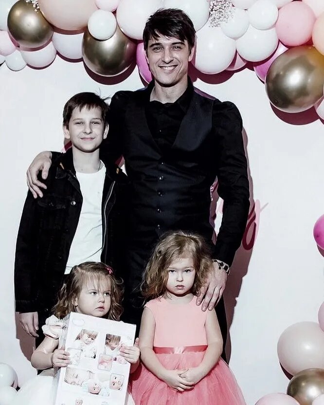 Счастливое отцовство: Стас Бондаренко с дочерьми.