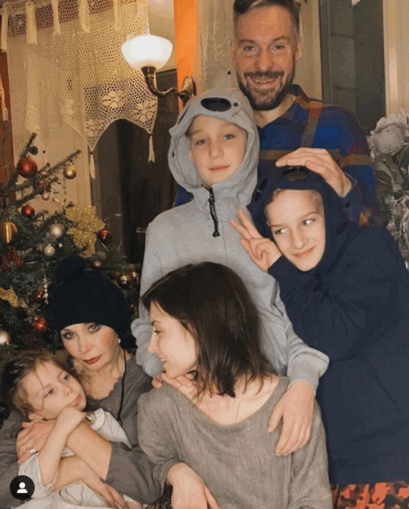 Актриса со своим сыном Филиппом и внуками Ваней и Гришей.