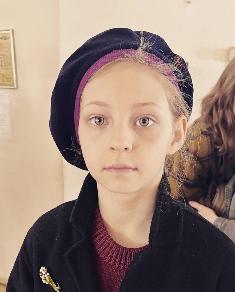 Иван Колесников с дочерьми: Евдокией, Верой и Елизаветой.