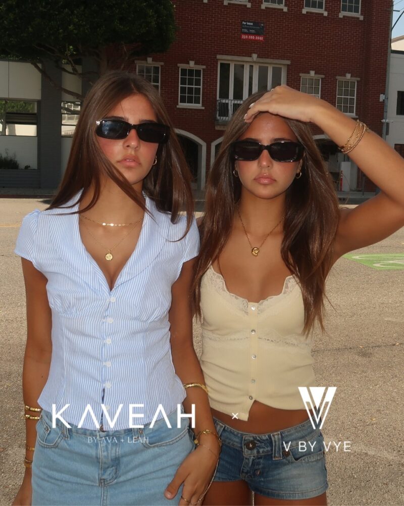 В 15 лет девочки продолжают активно работать и путешествовать.