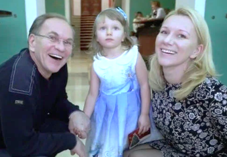 Алексей Гуськов с дочерью Натальей и внучкой Елизаветой — нерушимая связь поколений.