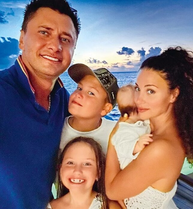 Павел Прилучный и Зепюр Брутян с детьми.