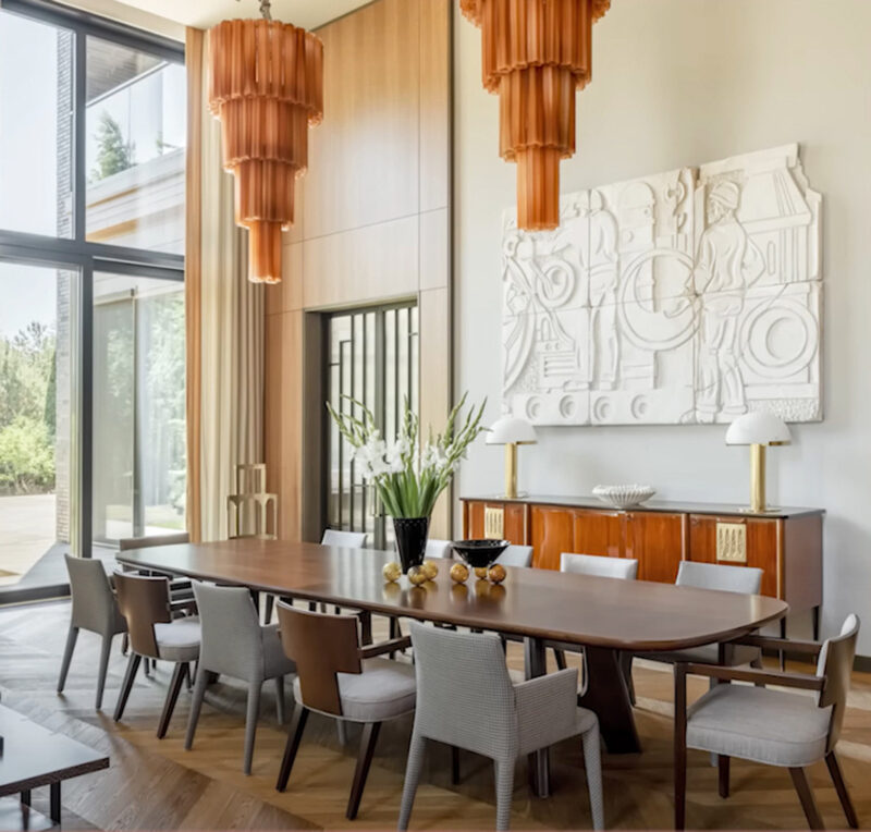 Функциональная кухня с закрытыми и стеклянными шкафами – образец современного дизайна.