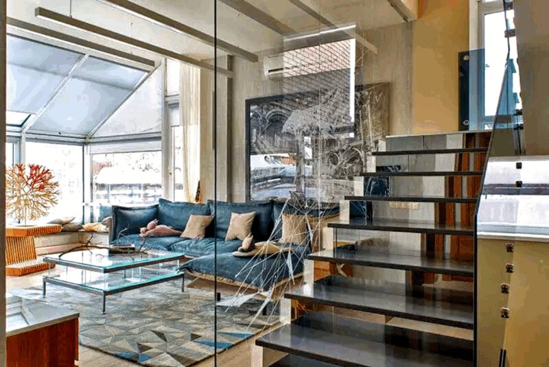 Широкие подоконники превращены в комфортные зоны для отдыха с видом на природу.