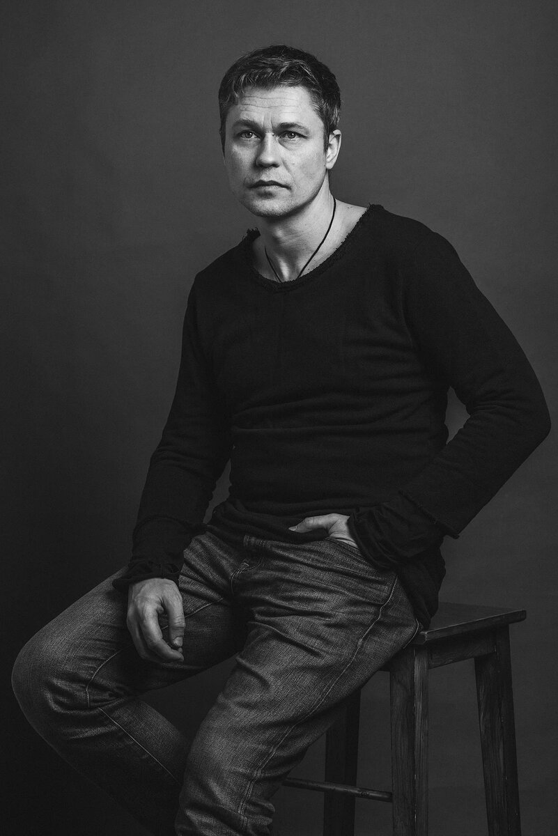 На съёмочной площадке «Глухаря»: Денис Рожков в образе, полюбившимся всей стране.