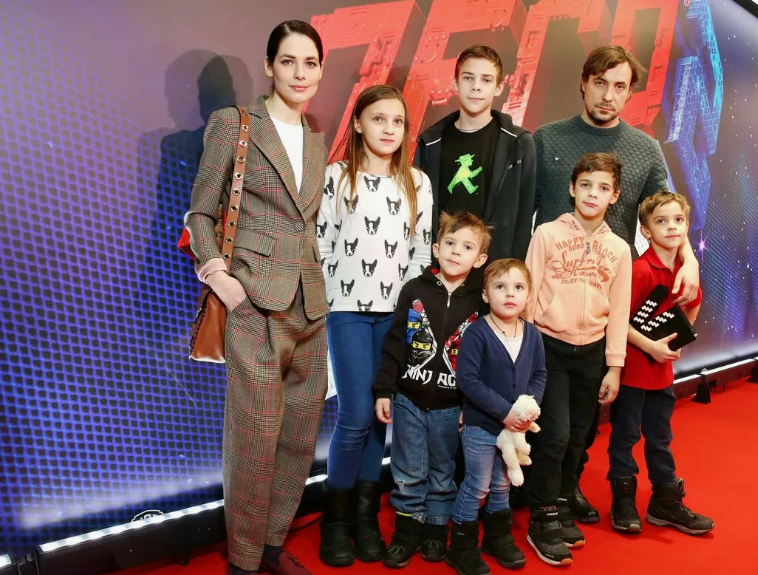 Евгений Цыганов с Юлией Снигирь и детьми.