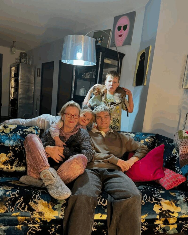 Современный кухонный гарнитур с плавными доводчиками и встроенными ручками.