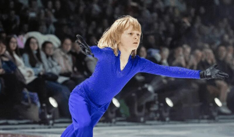 Юный фигурист активно участвует в шоу и соревнованиях.