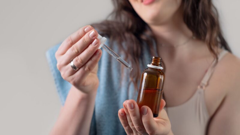 Ретинол в косметике: как работает витамин А и кому он подходит