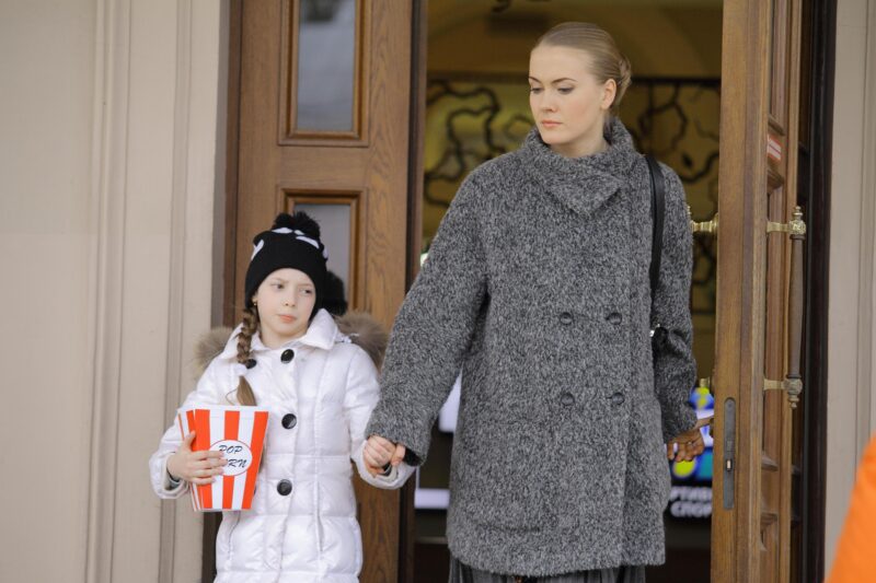 Сердцеед покорил юную звезду : 20-летняя Полина Гухман, 40+ ролей и «поддержка во всем» от семьи