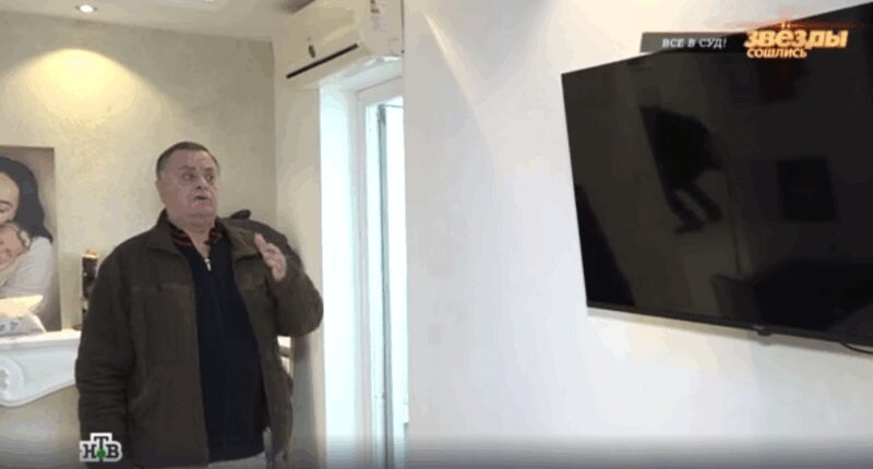 Испорченное имущество: вздутый ламинат и повреждённая мебель после коммунальной аварии.