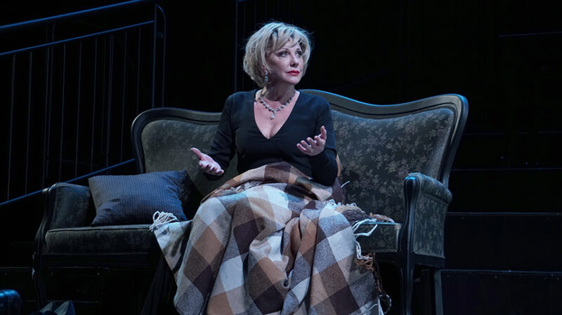 «Я сирота»: аборт, ночевки на вокзале и 7 лет забвения — через что прошла Елена Яковлева, потеряв родителей в Харькове?