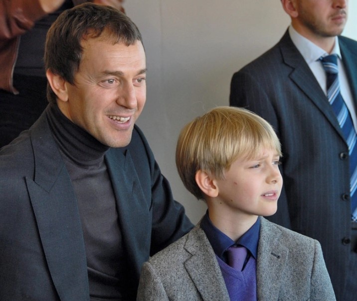 Руслан Байсаров в кругу семьи, рядом с отцом.