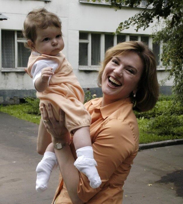 Одиночество в эфире: Как "железная леди" ТВ в 46 лет обрела «самую важную программу» в жизни, усыновив дочь и отказавшись от славы
