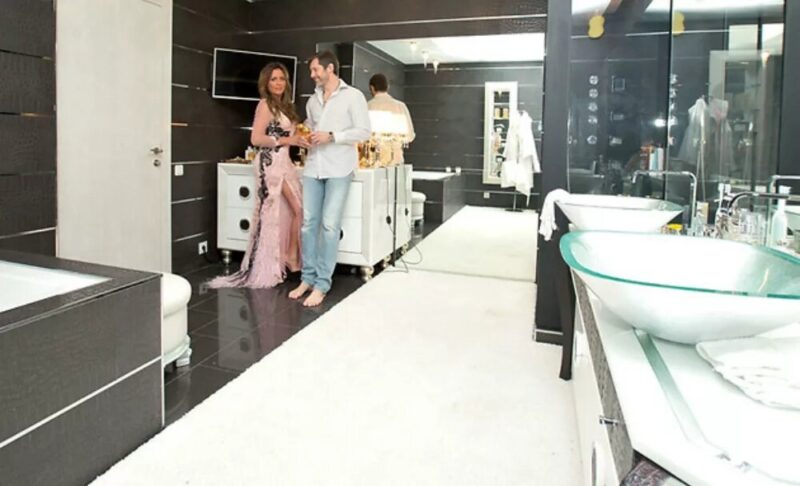 Юлия Началова на сцене, полная энергии и таланта.