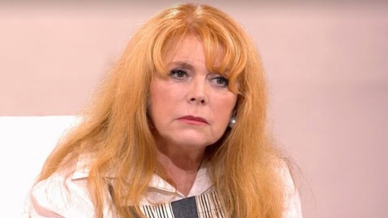 Артистка, которая с недоумением воспринимает абсурдные слухи о себе.