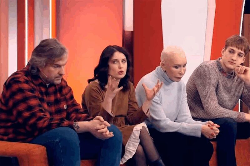 Татьяна Васильева в студии телешоу «Пусть говорят» с сыном Филиппом, невесткой Марией и внуком Григорием.