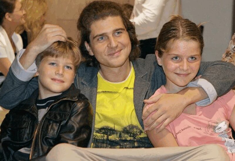 Андрей Кондрахин с детьми Меланией и Леонтием.