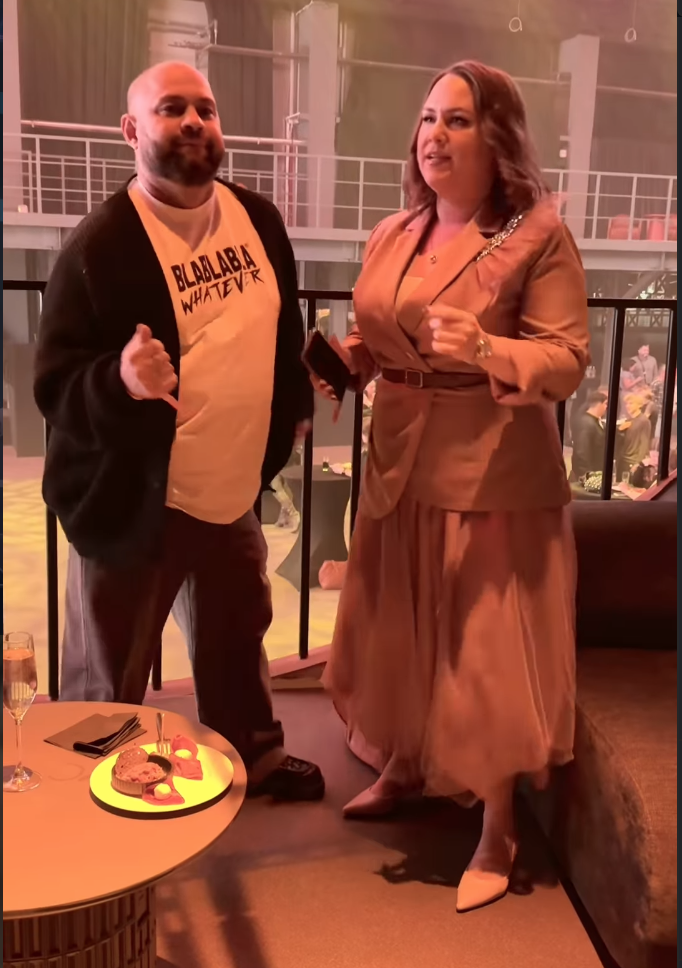 «Мой главный тыл» : почему 38-летняя Ксения Корнева до сих пор не замужем, а её экранный муж Роман Постовалов ушёл из «Уральских пельменей» после 15 лет брака