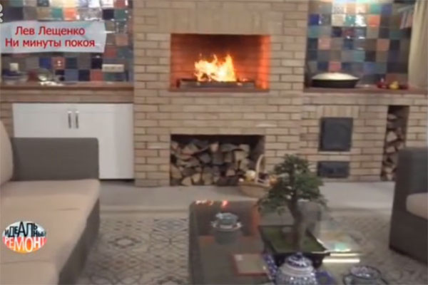 Барная зона с массивной деревянной мебелью и колоннами.