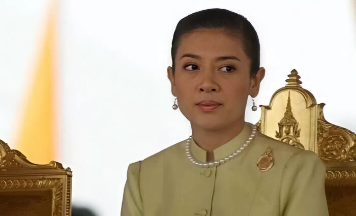 Королевская мечта длиною в 13 лет : Как бывшая жена короля Таиланда родила наследника, но оказалась в ссылке «в уютном дворце»