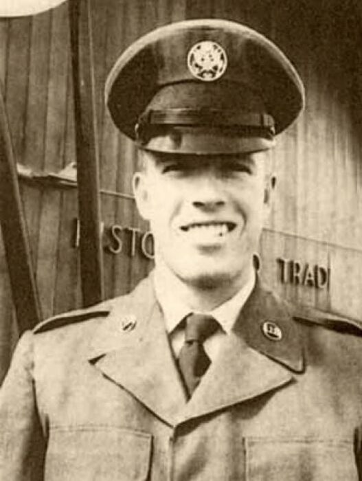 Он разменял пятый десяток, но стал «непобедимым», а его жизнь — череда испытаний: Чак Норрис: как он спас жену от «смерти в глазах» и почему его называют «совершенствующимся»?