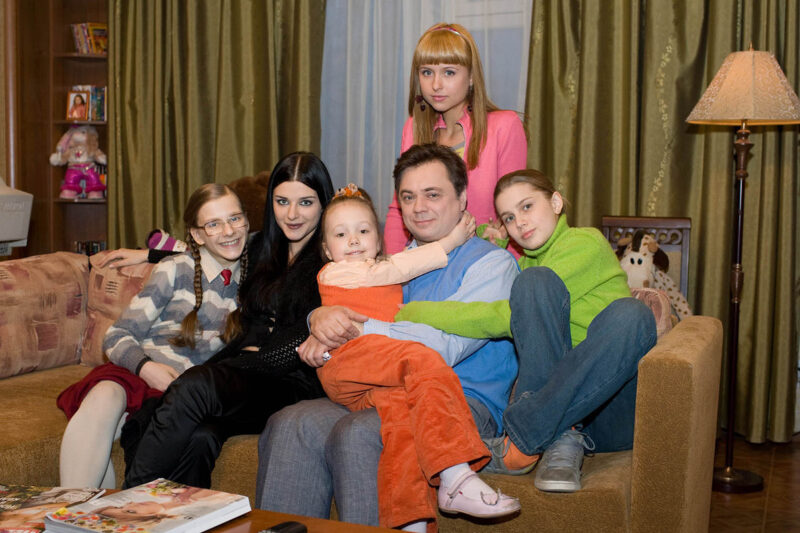 31-летняя звезда «Папиных дочек» : «Она себе на уме» — как Лиза Арзамасова, несмотря на 21-летнюю разницу, нашла счастье с Авербухом и родила двоих детей