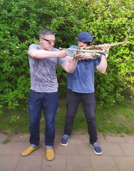 Денис Рожков с трубой — его давняя музыкальная страсть, которую он открыл для себя уже в зрелом возрасте.