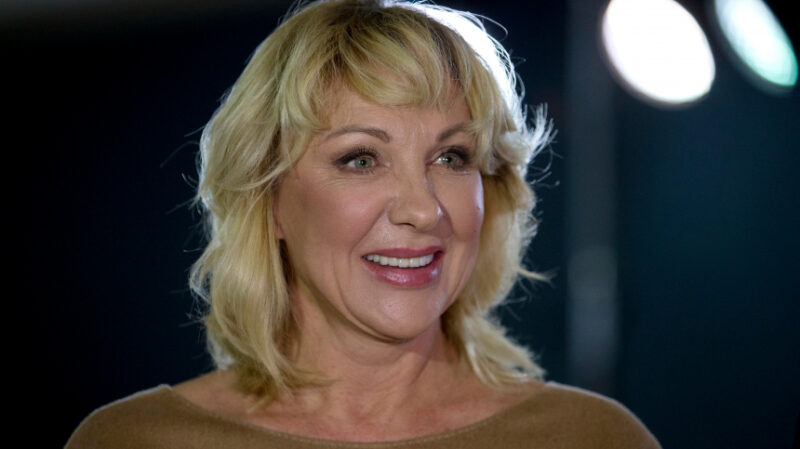 «Я сирота»: аборт, ночевки на вокзале и 7 лет забвения — через что прошла Елена Яковлева, потеряв родителей в Харькове?