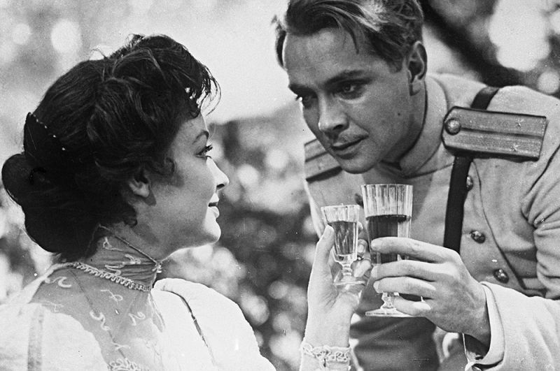 Ирина Скобцева в роли Шурочки в кинофильме «Поединок» (1957 год).