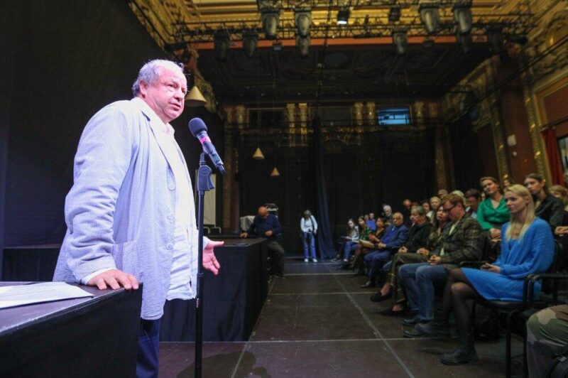 «Мне повезло, я рано нашел дело своей жизни», – говорил он, пережив смерть ребенка и жены: Как режиссер Дмитрий Астрахан в 38 лет встретил судьбу в метро и построил многодетное счастье