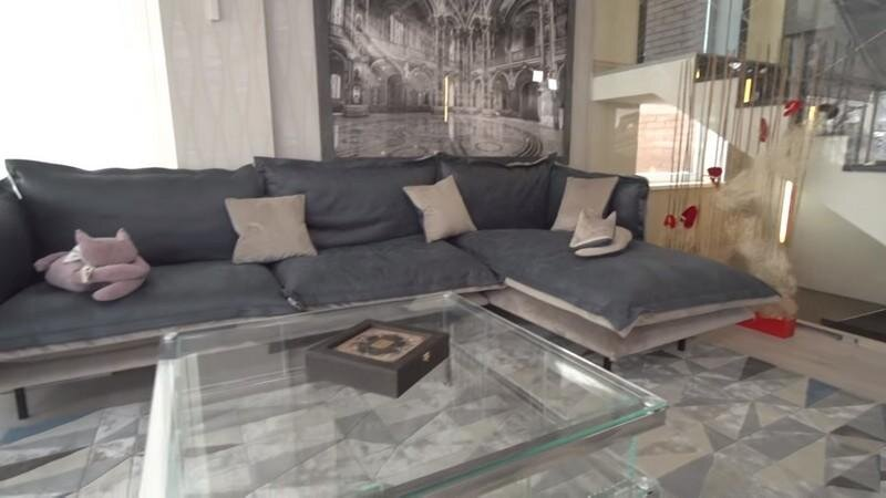 Лаконичная обеденная зона, располагающая к тёплым встречам.