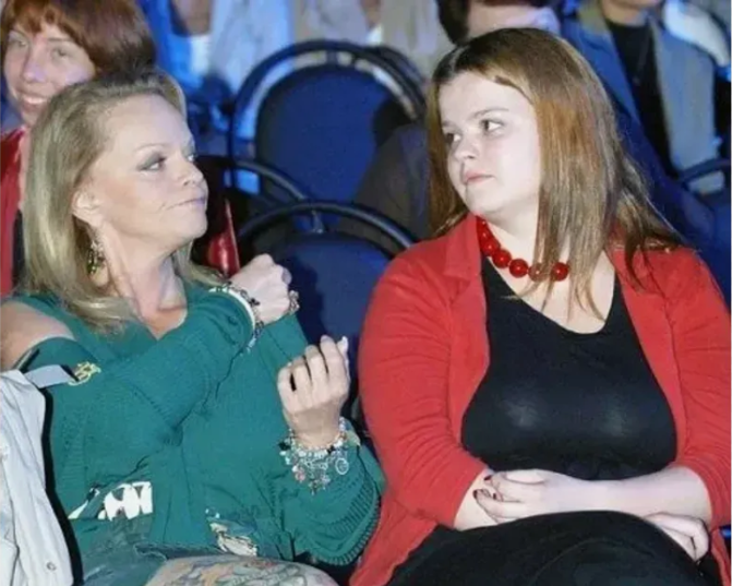 Ангелина Миончинская, демонстрирующая свою естественность и склонность к полноте.